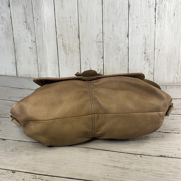 B Makowsky Taupe Leather Slouchy Hobo Satchel Shoulder Bag w/Large Buckle Accent - Picture 8 of 15